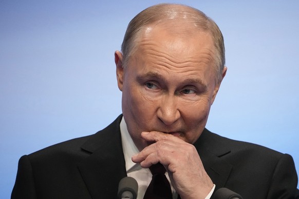 ARCHIV - 18.03.2024, Russland, Moskau: Der russische Präsident Wladimir Putin spricht während eines Besuchs in seiner Wahlkampfzentrale nach den Präsidentschaftswahlen in Moskau am 18. März 2024. Puti ...