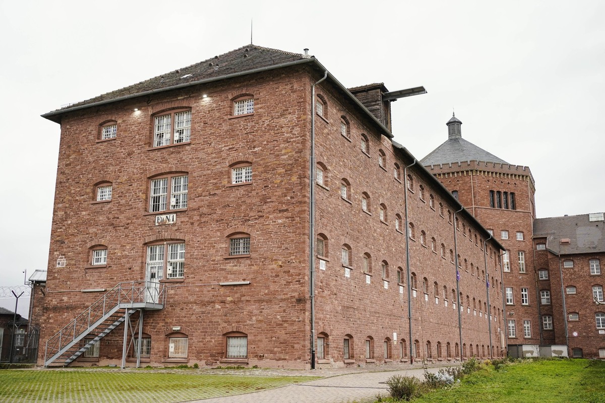 ARCHIV - 03.02.2023, Baden-Württemberg, Bruchsal: Das Hauptgebäude der Justizvollzugsanstalt in Bruchsal. (zu dpa: «Verurteilter Mörder weiter auf der Flucht») Foto: Uwe Anspach/dpa +++ dpa-Bildfunk + ...