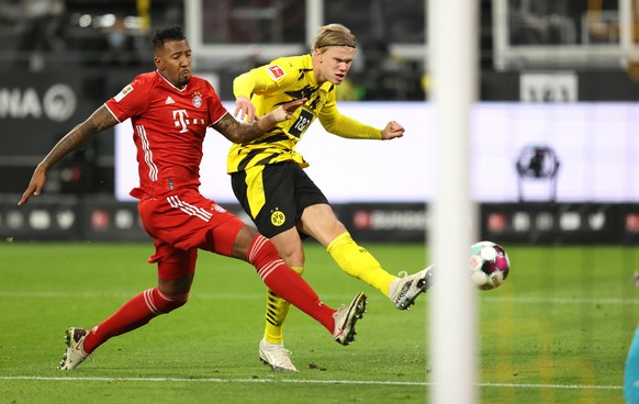 Dortmunds Stürmer Erling Haaland (r.) im Duell mit Bayern-Verteidiger Jerome Boateng.