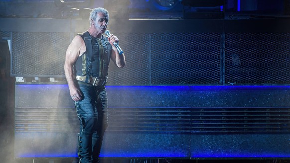 Koncert Rammstein w Aarhus Rammstein mieszka w Aarhus w Danii Aarhus w Danii.  22 czerwca 2022. Niemiecki zespół industrial metalowy Rammstein daje koncert na żywo w Ceres Park w Aarhus.  Oto śpiewa...