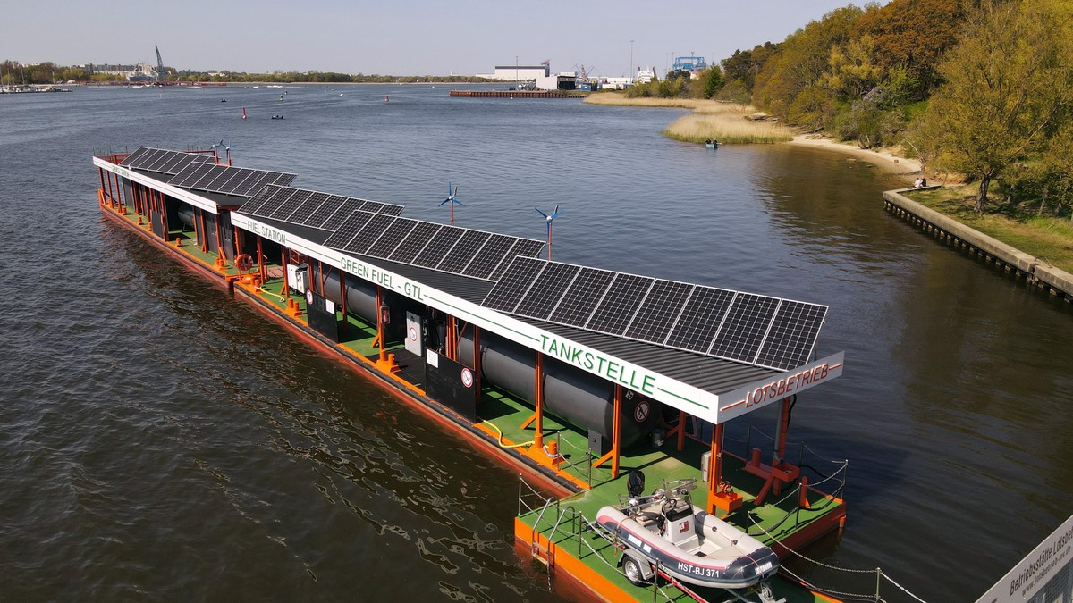 PRODUKTION - 09.05.2022, Mecklenburg-Vorpommern, Rostock: Die schwimmende Tankstelle am Ostufer der Warnow. Seit Dezember 2021 ist die Tankstelle der Lotsbetrieb GmbH in Betrieb. Allerdings steht die ...