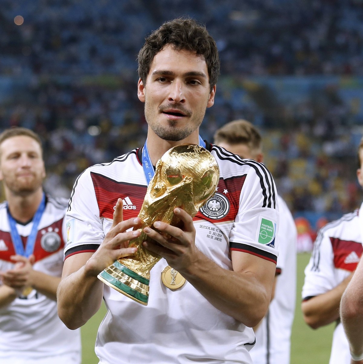 HUMMELS Mats Team Deutschland bei der Siegerehrung mit dem Welt Pokal World Cup 2014 Brasil FIFA Fussball Weltmeisterschaften 2014 in Brasilien Finale Spiel Deutschland gegen Argentinien 1 : 0 am 13.J ...