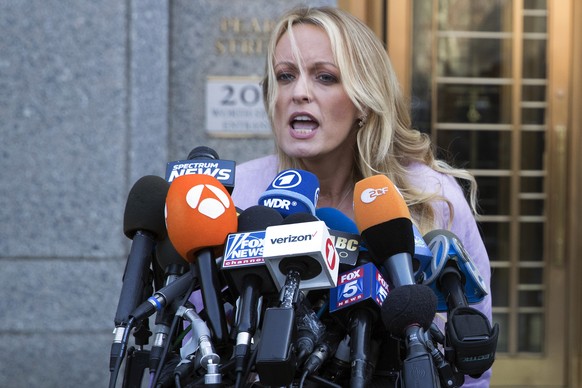 Die US-Pornodarstellerin Stormy Daniels (Stephanie Clifford) spricht nach dem Verlassen des Bundesgerichts mit Medienvertretern.