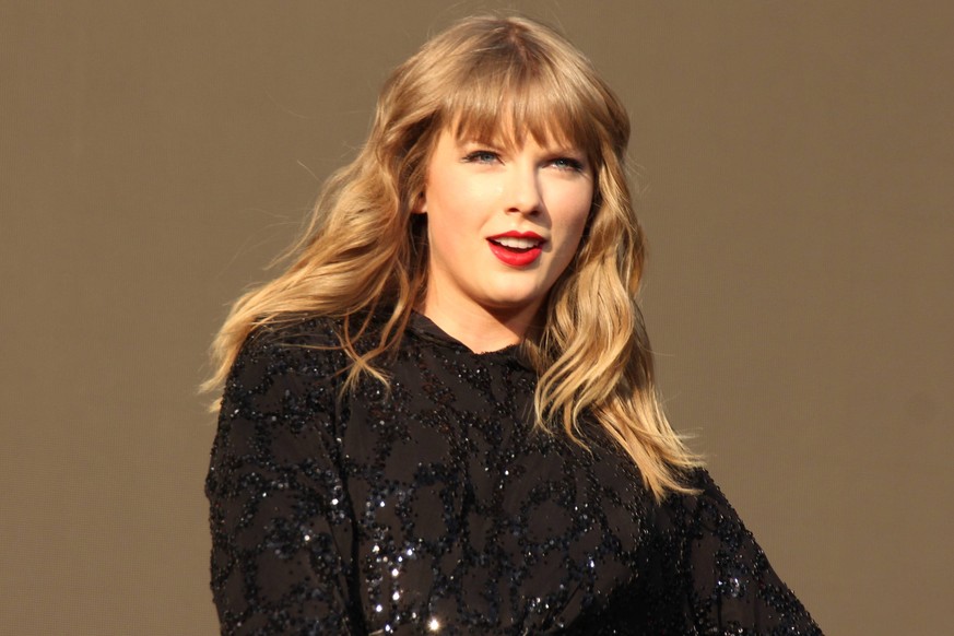 May 27, 2018 - Swansea, United Kingdom of Great Britain and Northern Ireland - Taylor Swift performing on day 2 of BBC Radio 1 s Biggest Weekend 2018 at Singleton Park on May 27, 2018 in Swansea, Wale ...