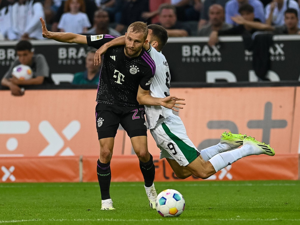 Franck Honorat Borussia Moenchengladbach, 09 wird von Konrad Laimer FC Bayern Muenchen, 27 geblockt. Borussia Moenchengladbach vs. FC Bayern Muenchen, Fussball, Bundesliga, 03. Spieltag, Saison 2023/2 ...