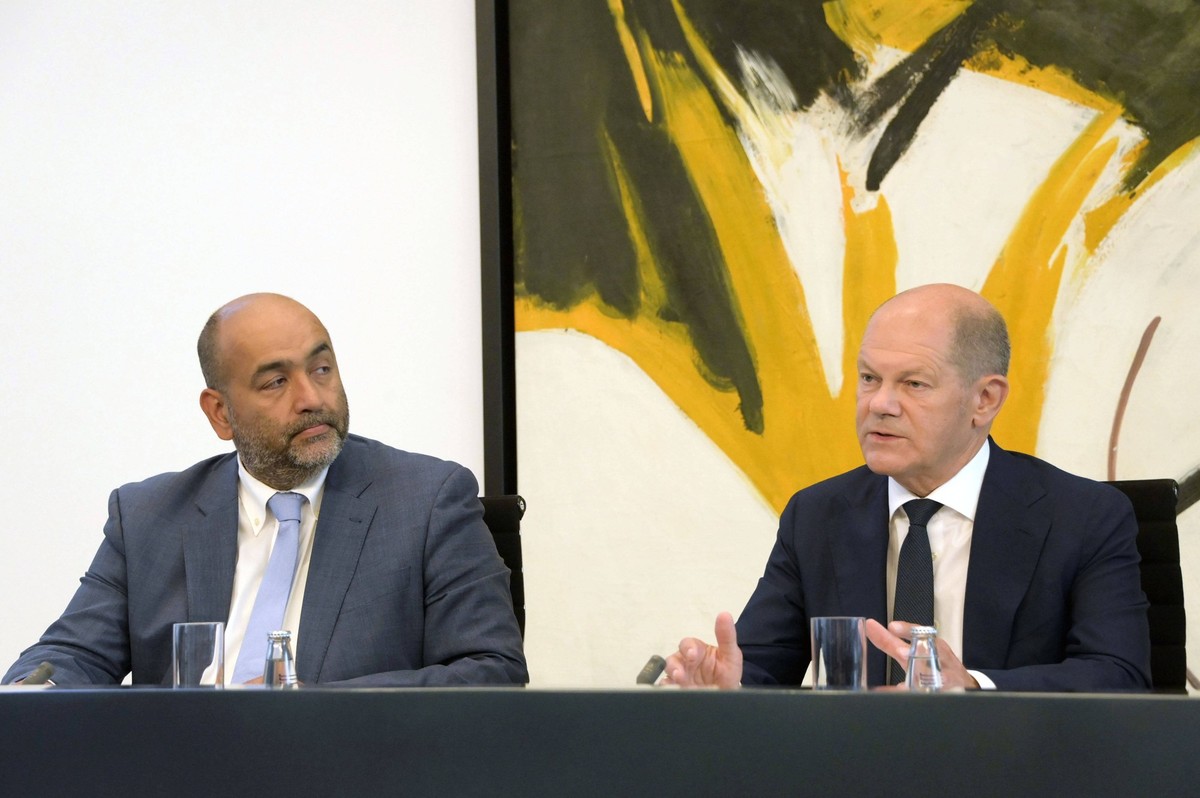 Omid Nouripour und Olaf Scholz bei einer Pressekonferenz zu den Ergebnissen der Koalitions-Beratungen �ber finanzielle Entlastungen der B�rger in Deutschland im Bundeskanzleramt. Nach einem Verhandlun ...