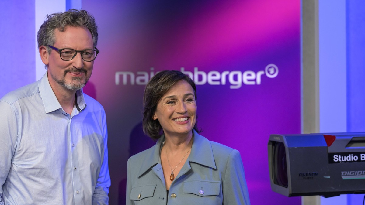 v.l. Eckart von Hirschhausen, Arzt und Wissenschaftsjournalist, Mediziner, Moderator und Kabarettist, Sandra Maischberger im Studio, zu Gast bei - maischberger, Polittalk, TV, Format, Bildtermin nach ...