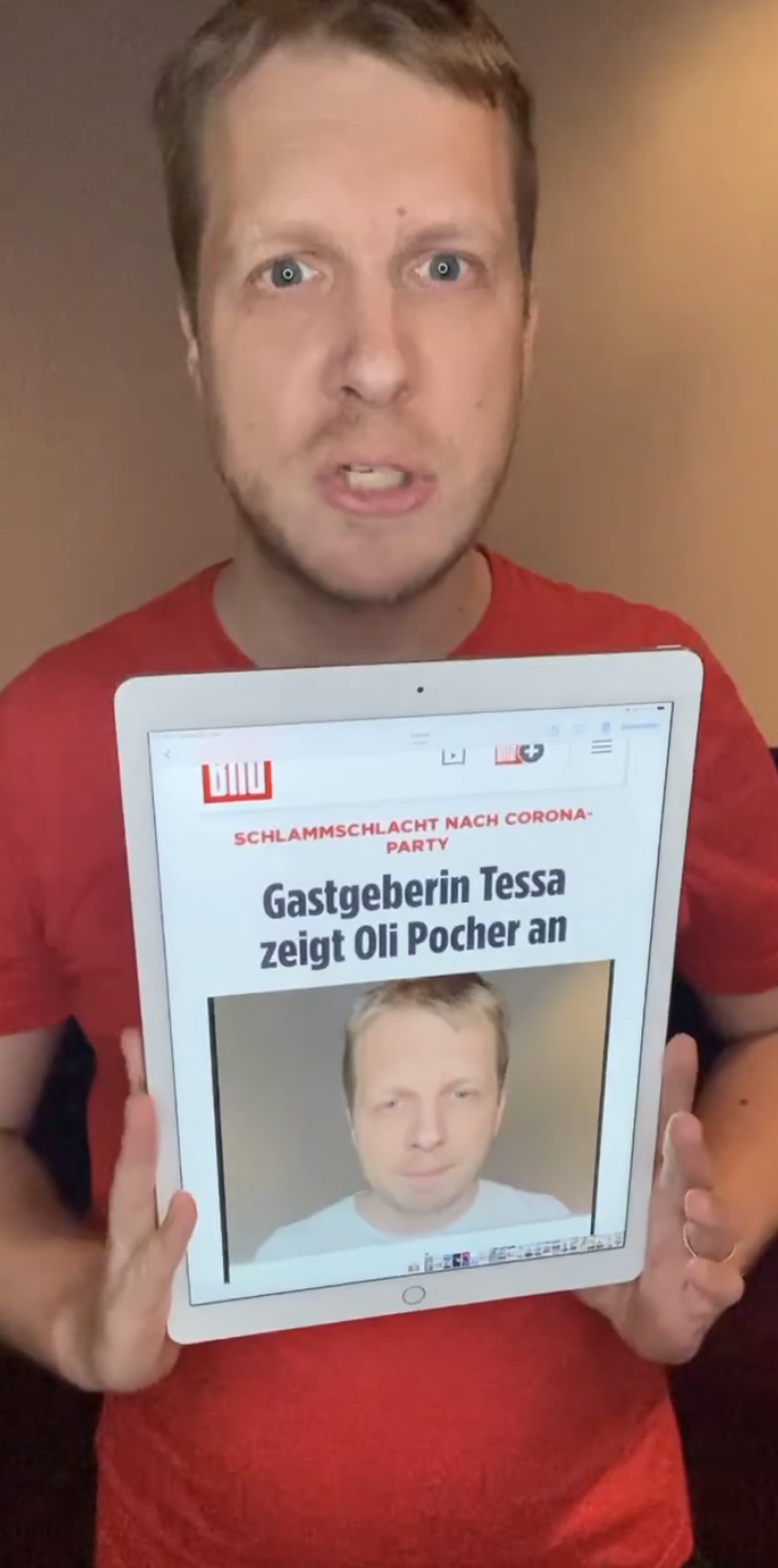 Oliver Pocher präsentiert den Bericht, in der steht, dass er nun Post vom Anwalt bekommt.