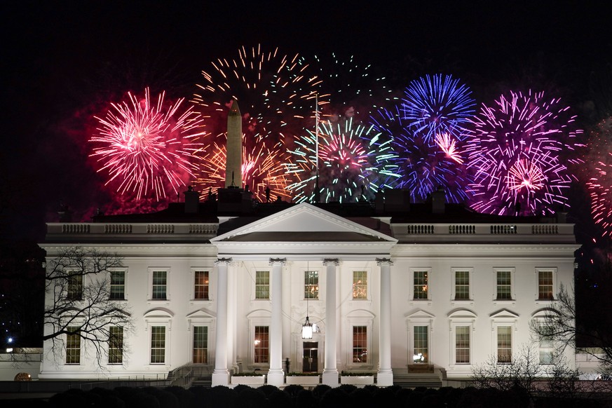 20.01.2021, USA, Washington: Ein Feuerwerk erhellt den Himmel rund um das Wei