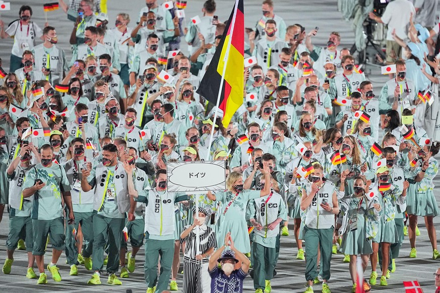 Olympia: Eröffnungsfeier im Olympiastadion. Die Mannschaft aus Deutschland mit den Fahnenträgern Wasserspringer Patrick Hausding (l) und Beachvolleyballspielerin Laura Ludwig kommt ins Stadion.