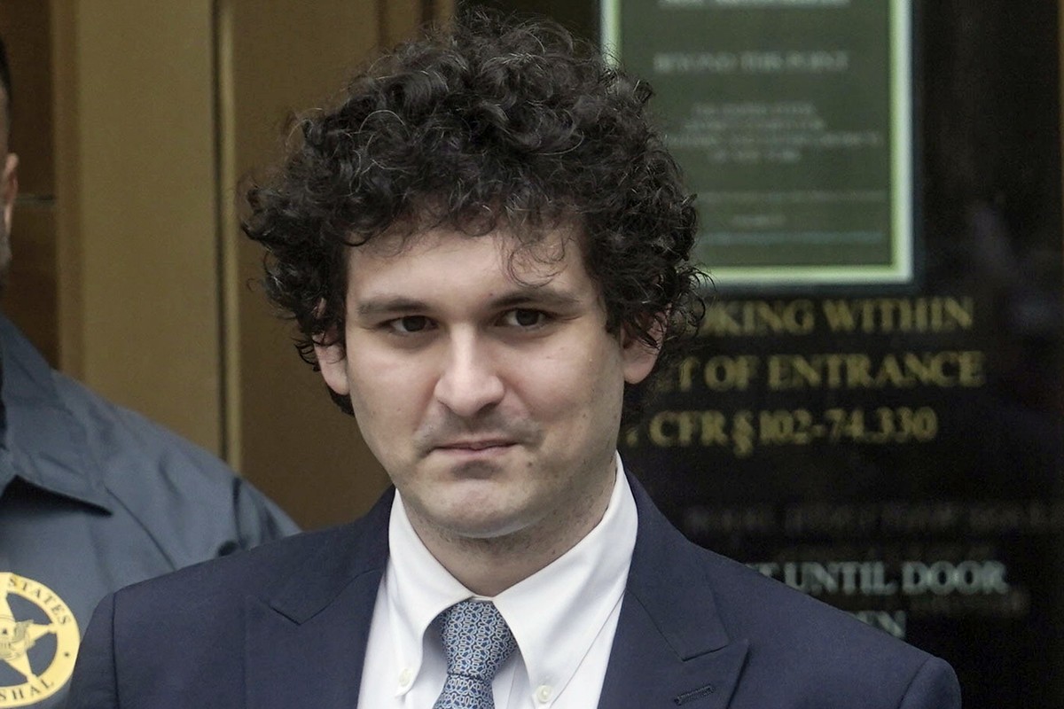 ARCHIV - 15.06.2023, USA, New York: Sam Bankman-Fried, FTX-Gründer, verlässt ein Bundesgericht in Manhattan. Der ehemalige Kryptowährungs-Unternehmer Sam Bankman-Fried ist in seinem Betrugsprozess ver ...