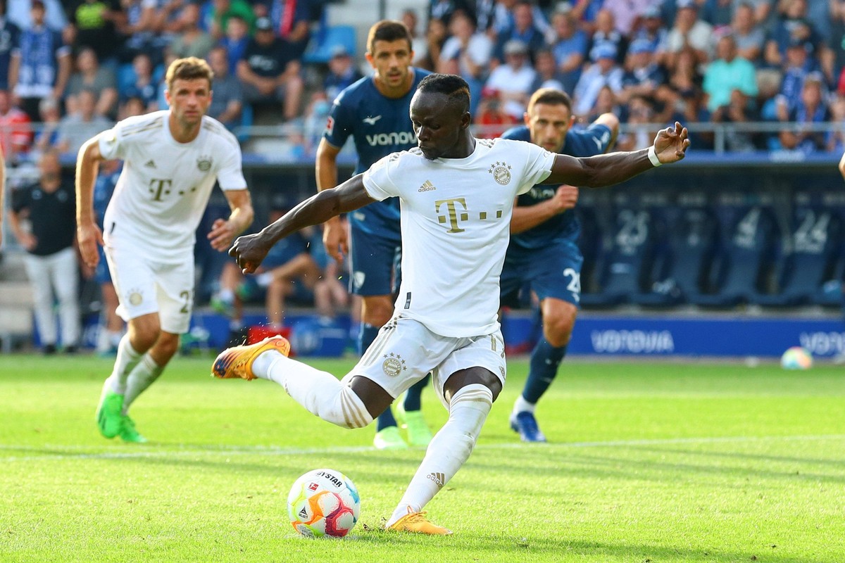 21.08.2022, xtgx, Fussball 1. Bundesliga, VfL Bochum - FC Bayern Muenchen emspor, v.l. Sadio Mane Bayern Muenchen, 17 schiesst Tor, Torschuetze, erzielt Tor, Treffer, scores the goal 0:5 Elfmeter DFL/ ...