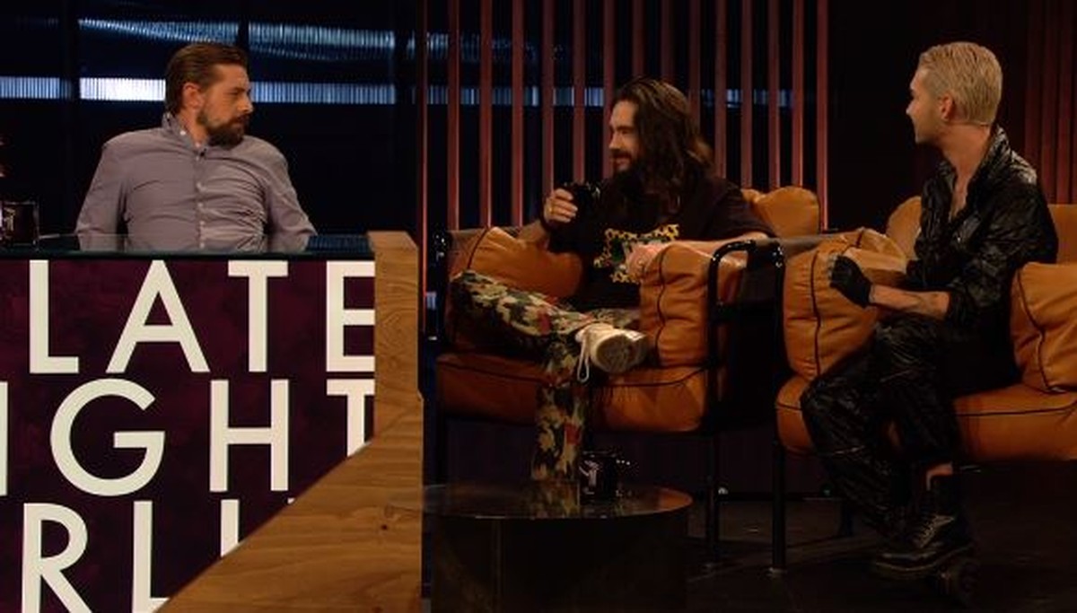Klaas Heufer-Umlauf hatte Spaß mit den Kaulitz-Twins. Tom (M.) trank Weißwein aus dem Kaffeepott.