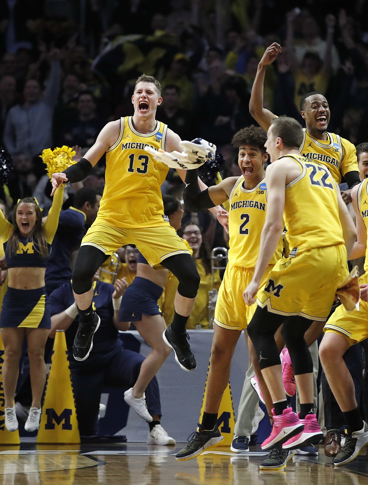 22.03.2018, USA, Los Angeles: College Basketball NCAA Turnier, Michigan Forward Moritz Wagner (13), Guard Jordan Poole (2), Guard Muhammad-Ali Abdur-Rahkman (oben r) und Guard Duncan Robinson (22) jub ...