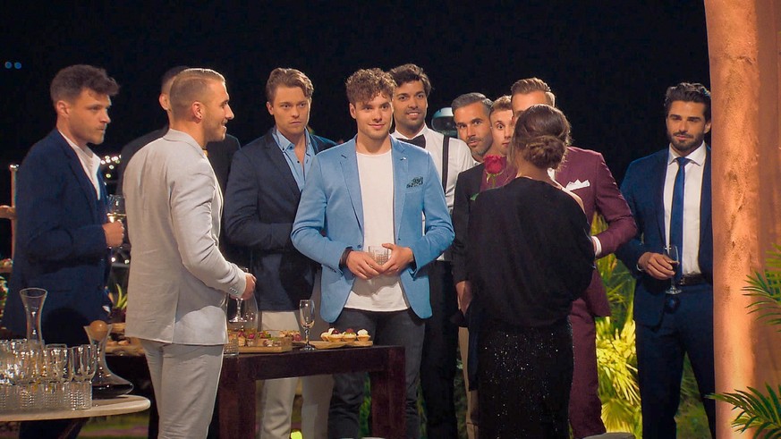 Bachelorette Maxie begrüßt ein paar Jungs in der Villa. 
V.l.: Dominik, Lars, Niko Cenk, Maurice, Raphael, Leon, Max, Niko, Bachelorette Maxime, Maximilian und Kenan.

Die Verwendung des sendungsbezog ...