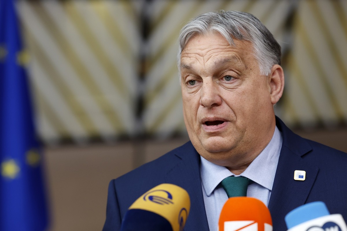 27.06.2024, Belgien, Brüssel: Ungarns Ministerpräsident Viktor Orban spricht mit Journalisten bei seiner Ankunft zu einem EU-Gipfel. Foto: Geert Vanden Wijngaert/AP/dpa +++ dpa-Bildfunk +++