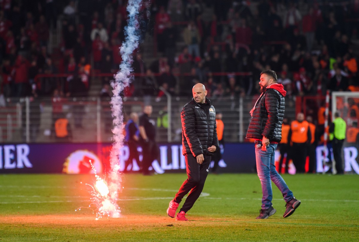 Ein Feuerwerkskörper fliegt aufs Spielfeld.