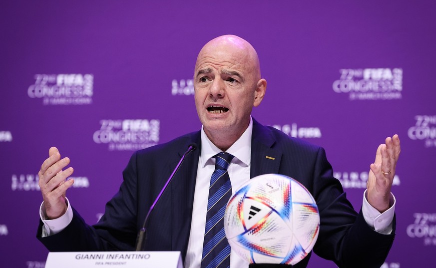 Fifa-Präsident Gianni Infantino spricht auf einer Pressekonferenz nach dem Fifa-Kongress im Doha Exhibition &amp; Convention Center (DECC). Vor im auf dem Podium liegt der offiziellen Spielball „Al Ri ...