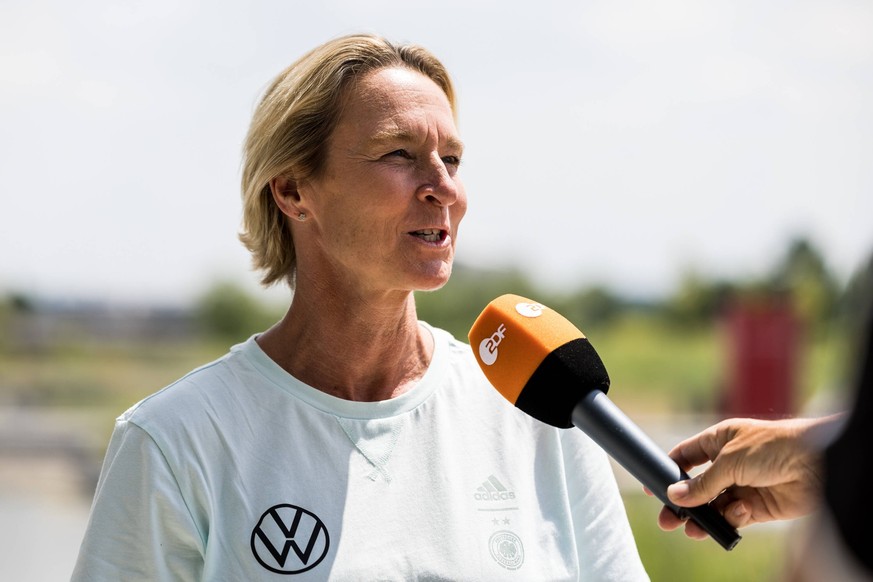 Bundestrainer Martina Voss-Tecklenburg gibt ein Interview beim ZDF.