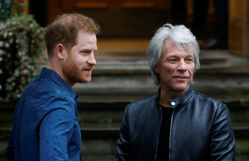 Prinz Harry (l.) und der US-Rockstar Jon Bon Jovi haben gemeinsame Sache gemacht.