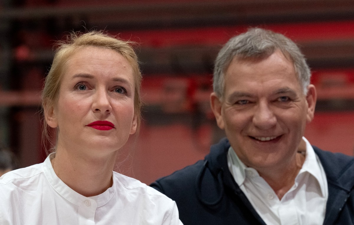 19.10.2024, Sachsen-Anhalt, Halle (Saale): Ines Schwerdtner (l) und Jan van Aken verfolgen auf dem Bundesparteitag der Partei Die Linke die Rede des scheidenden Parteivorsitzenden. Beide stehen zur Wa ...