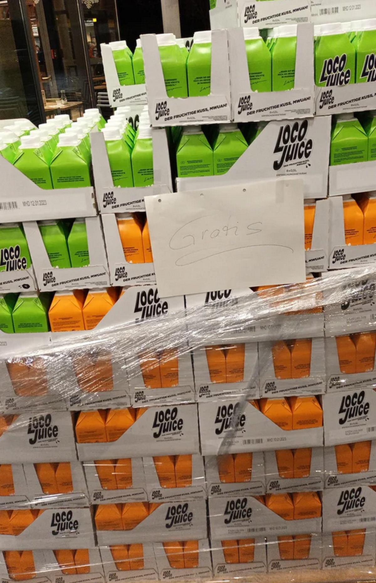 In einem Supermarkt in Breisach wird offenbar Lucianos Saft verschenkt.