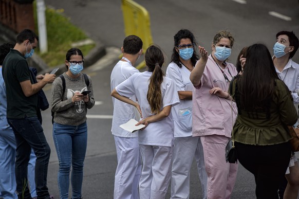 12.06.2020, Spanien, Bilbao: Medizinisches Personal steht Schlange, um sich im Krankenhaus Basurto testen zu lassen. Im Krankenhaus in Bilbao wurde ein neuer Ausbruch des Coronavirus festgestellt. Fot ...