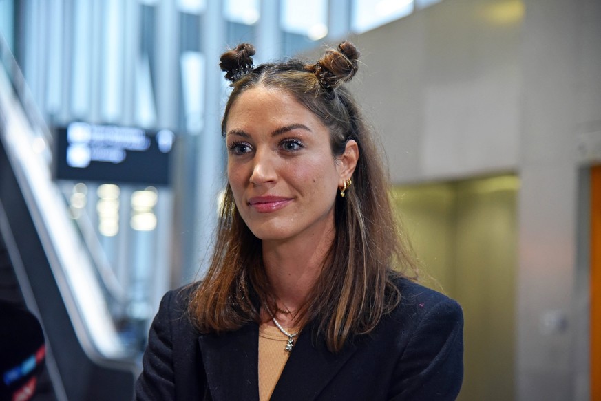 Tessa Bergmeier beim Abflug der ICH BIN EIN STAR - HOLT MICH HIER RAUS Dschungelcamp-Kandidaten nach Australien am Frankfurt International Airport in Frankfurt am Main am 02.01.2023 *** Tessa Bergmeie ...