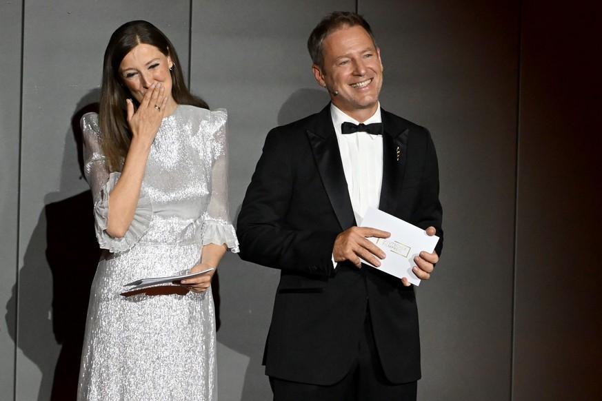 03.05.2024, Berlin: Schauspielerin Alexandra Maria Lara und Regisseur Florian Gallenberger, die Leiter der Deutschen Filmakademie, stehen bei der Verleihung des Deutschen Filmpreises auf der B