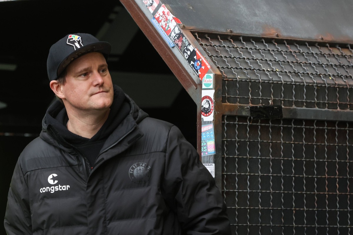 Fussball: 1. Bundesliga, FC St. Pauli - 1 FC Kaiserslautern, Hamburg, 12.02.2023 Präsident Oke Göttlich Pauli Hamburg Germany *** Football 1 Bundesliga, FC St Pauli 1 FC Kaiserslautern, Hamburg, 12 02 ...