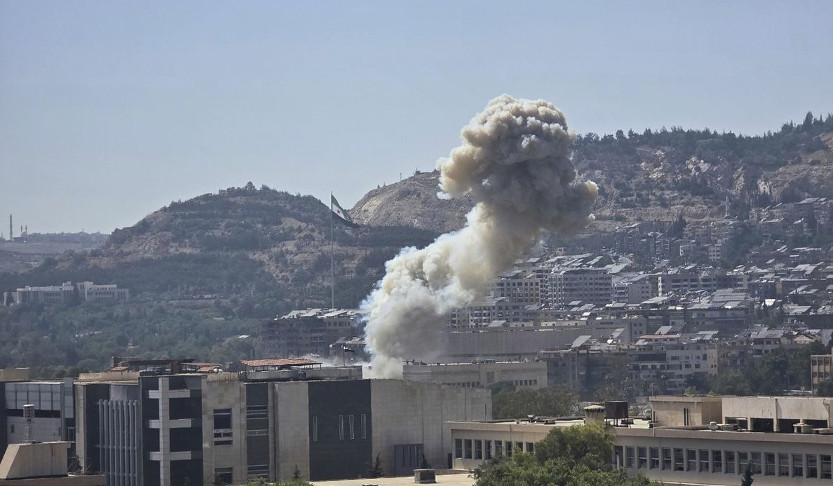 HANDOUT - 16.07.2025, Syrien, Damaskus: Auf diesem von der offiziellen syrischen Nachrichtenagentur SANA veröffentlichten Foto steigt Rauch nach einem israelischen Luftangriff auf, der das syrische Ve ...