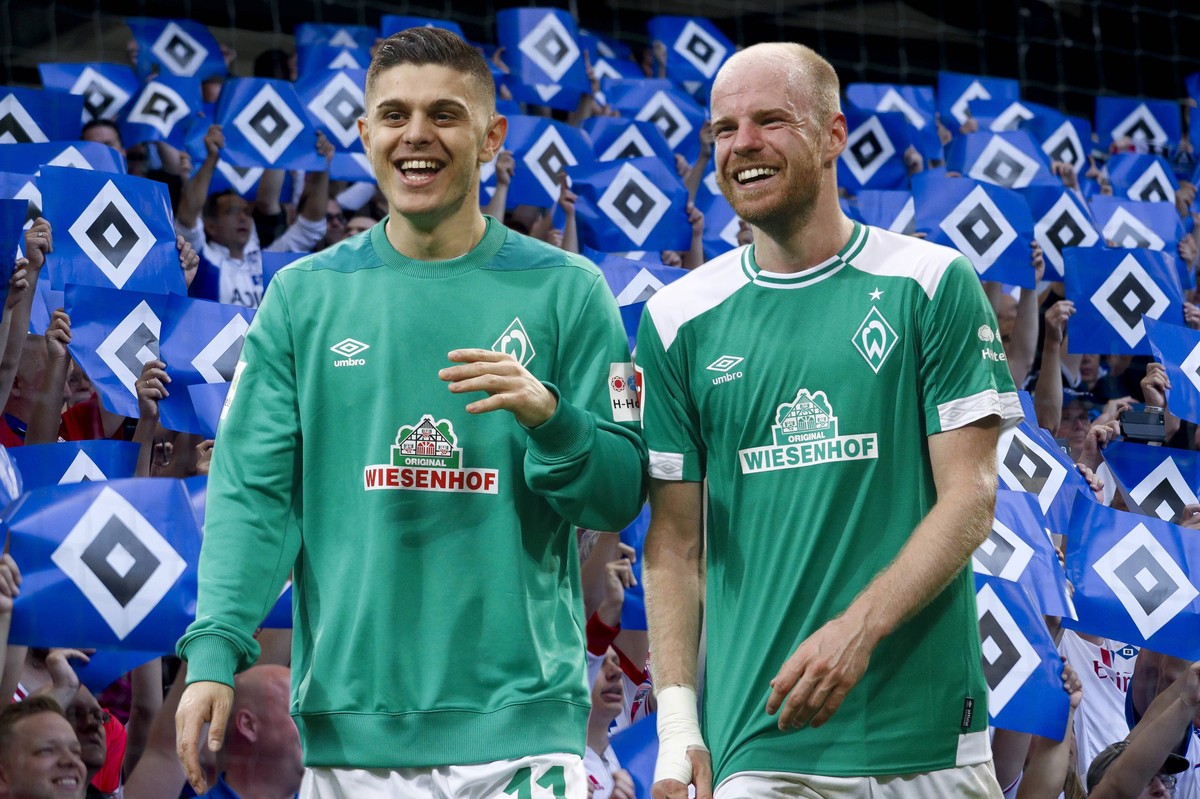 Hamburg, Germany 12.05.2018, 1. Bundesliga 34. Spieltag, Hamburger SV - Borussia Moenchengladbach, HSV Banner, Logo, Fans halten die HSV Raute in die Luft ( DeFodi053 *** Hamburg Germany 12 05 2018 1 ...