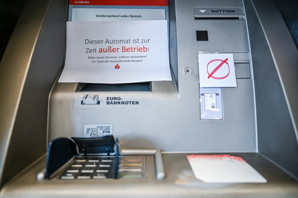 Themenfoto Automaten Sparkasse *** NUR FUeR REDAKTIONELLE ZWECKE *** EDITORIAL USE ONLY ***<p>Ein gesperrter oder defekter Geldautomat in der Sparkassen-Filiale an der Koloniestrasse, am Montag ...
