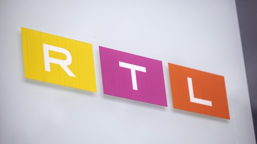 08.08.2023, Nordrhein-Westfalen, Köln: Das Logo des Fernsehsenders RTL ist auf einem Hinweisschild vor dem Gebäude des Sendezentrums in Köln zu sehen. Der Fernsehkonzern korrigierte seine Jahresprogno ...