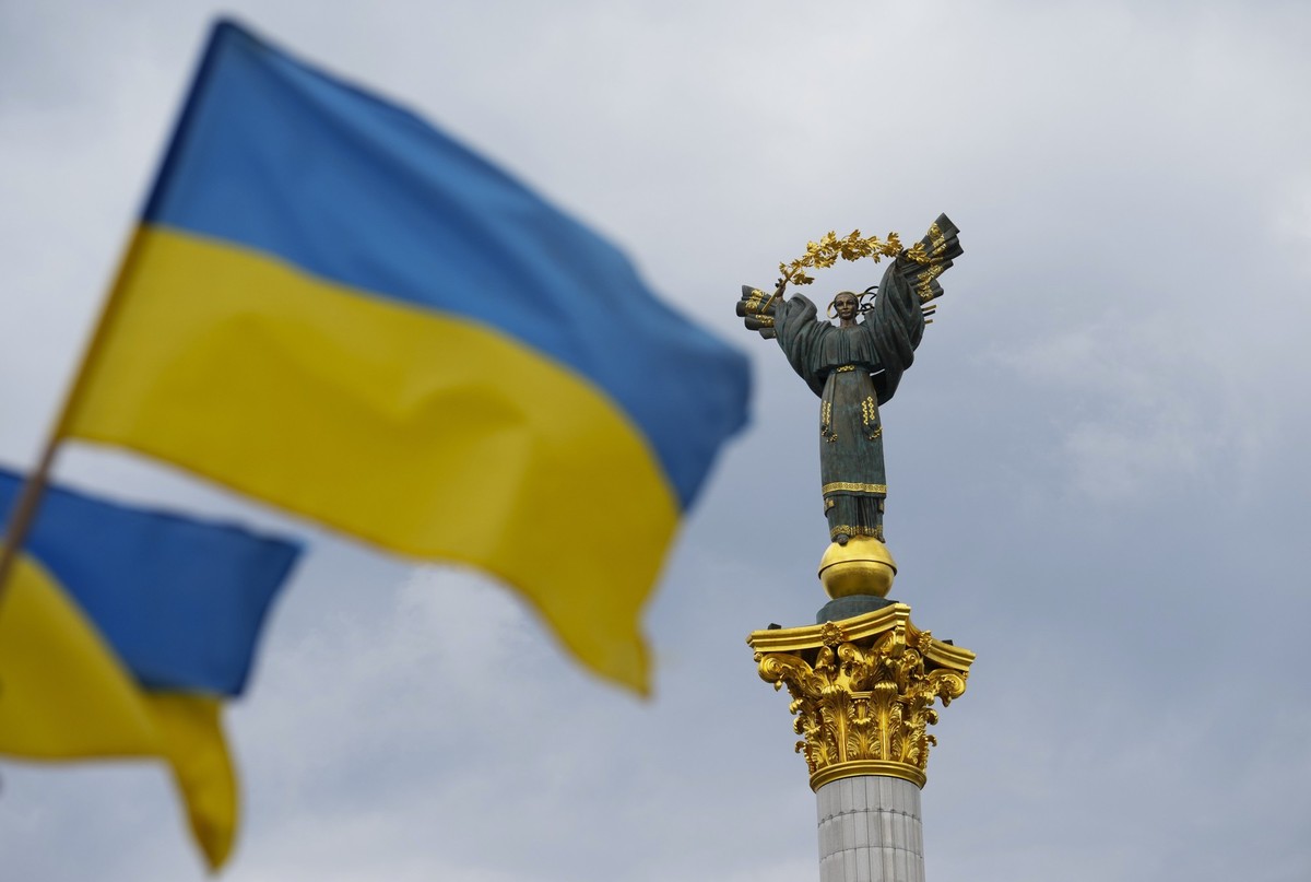 23.08.2025, Ukraine, Kiew: Das Unabhängigkeitsdenkmal steht auf dem Platz Majdan Nesaleschnosti, während ukrainische Flaggen wehen. Der Unabhängigkeitstag erinnert an die Loslösung von der Sowjetunion ...