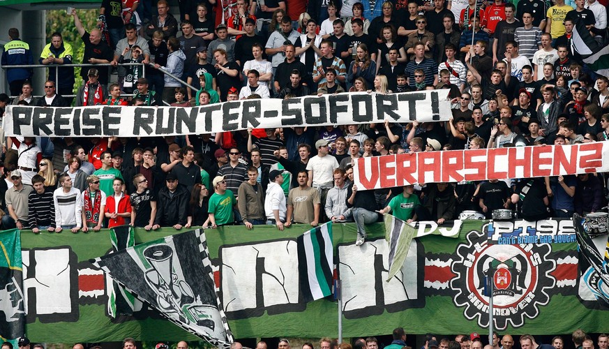 Schon Jahre her und immer noch brisant: Schon 2009 protestieren Hannover Fans gegen die Erhöhung der Ticketpreise.