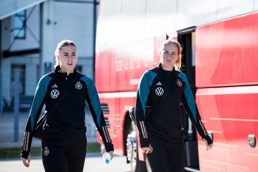 DFB Frauen Training 24.09.2023 Laura Freigang Deutschland, 10, Sydney Lohmann Deutschland, 8 bei der Busankunft DFB Frauen Training, Essen, Trainingsgelaende am Stadion an der Hafenstrasse *** DFB Wom ...