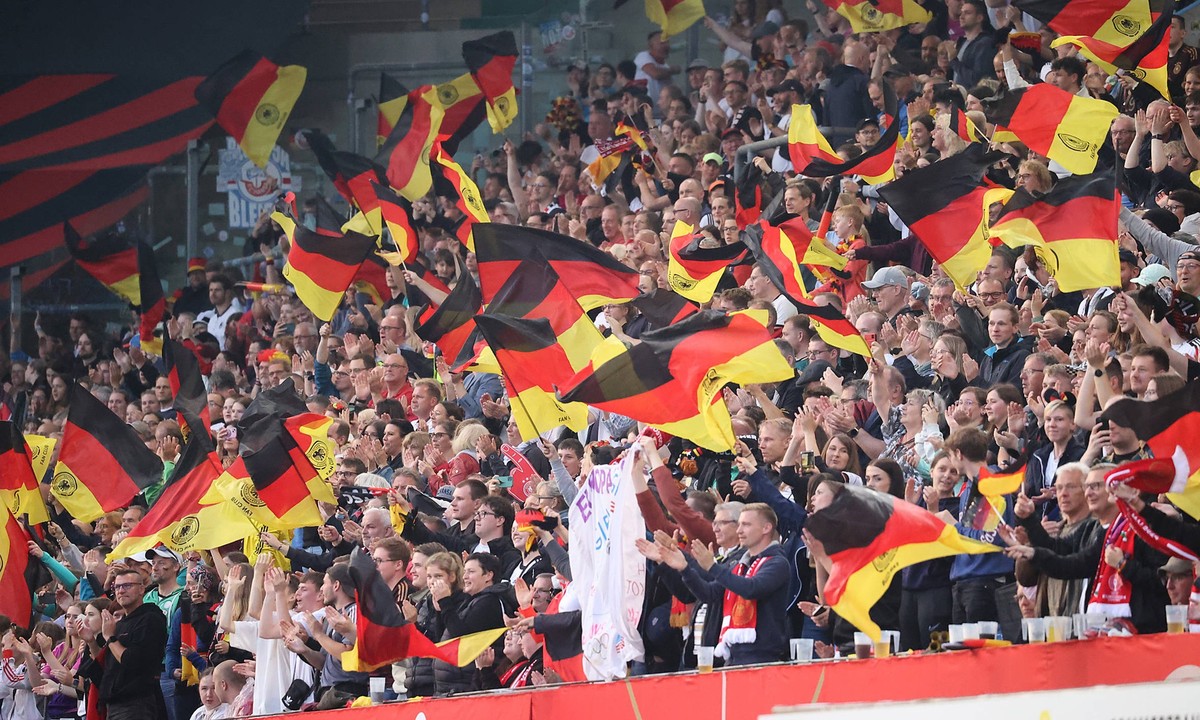 Deutsche Fans feiern den Sieg mit Deutschlandfahnen Fussball, DFB, Nationalmannschaft, EM Qualifikation,3.Spieltag, Frauen, Ostsee Stadion Rostock, Deutschland gegen Polen, 4-1 *** German fans celebra ...