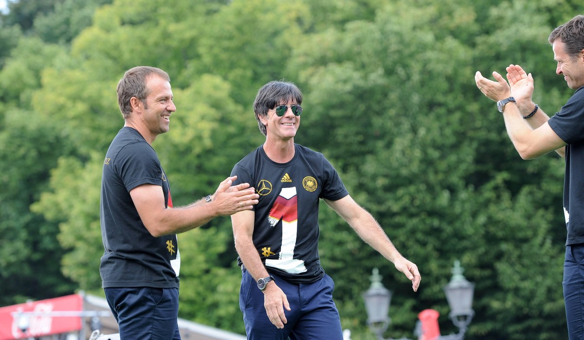 Dienstag 15.07.2014, DFB, Deutschland, Nationalmannschaft, Empfang der Weltmeister 2014 in Berlin am Brandenburger Tor, Fan Meile Berlin, Joachim L�w, Trainer GER, links Hansi Flick, Co Trainer GER, r ...
