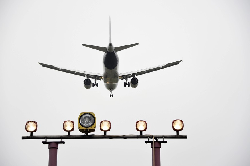 Landeanflug - Der Flugbetrieb am Flughafen Berlin-Tegel Otto Lilienthal wird am 08.10 2020 eingestellt. Themenbild, Symbolbild Berlin, 06.11.2020 *** Landing approach Flight operations at Berlin Tegel ...