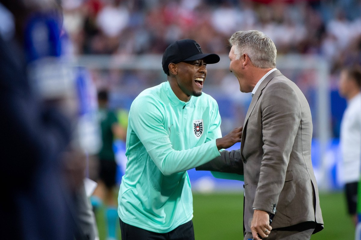 David Alaba Oesterreich, Betreuer lacht mit Bastian Schweinsteiger Deutschland, ARD TV Experte, Ex Nationalspieler, GER, Austria AUT vs France FRA, Fussball Europameisterschaft, UEFA EURO, EM, Europam ...