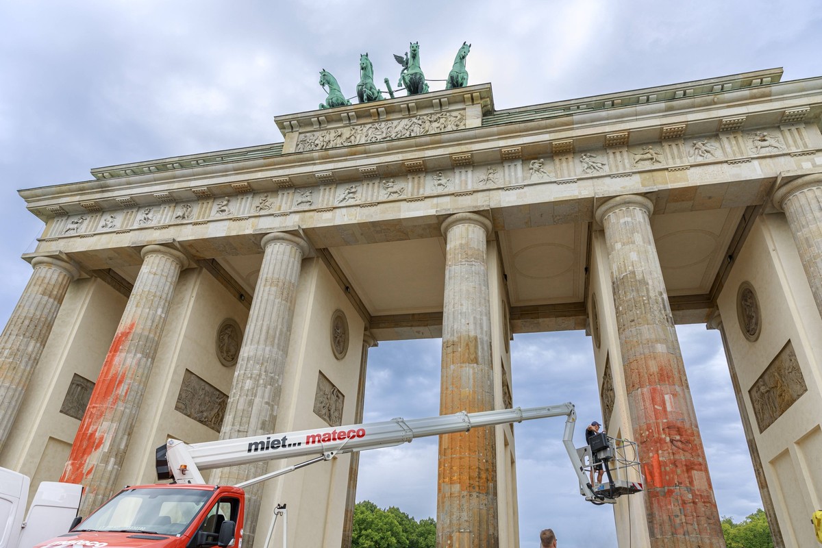 S�uberung S�ule von Brandenburger Tor Deutschland, Berlin am 18.09.2023: Die S�ulen Am Brandenburger Tor werden ges�ubert von der in rot und Orange und Gelb bespr�ht Farbe. *** Cleaning pillar of Bran ...