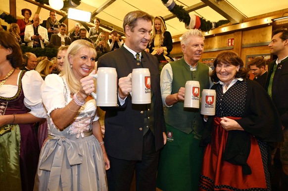 Markus S�der mit Ehefrau Karin Baum�ller-S�der und Dieter Reiter mit Ehefrau Petra Reiter beim Wiesn Anstich zur Er�ffnung vom Oktoberfest 2022 im Schottenhamel Festzelt. M�nchen, 17.09.2022 *** Marku ...