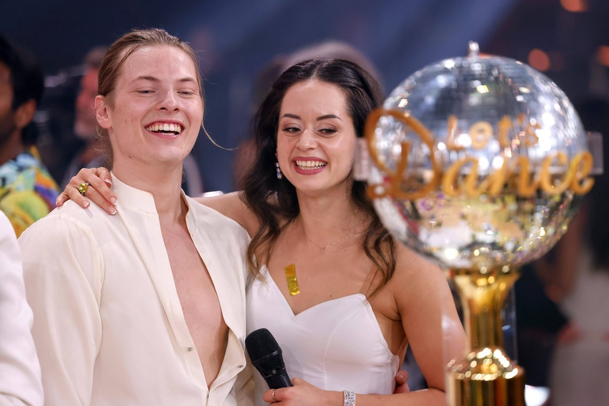 Sänger Gabriel Kelly und Tänzerin Malika Dzumaev haben im Finale der 17. Staffel der RTL-Tanzshow Let s Dance im Coloneum gewonnen und posieren mit dem Pokal als Träger des Titel Dancing Star 2024 . K ...