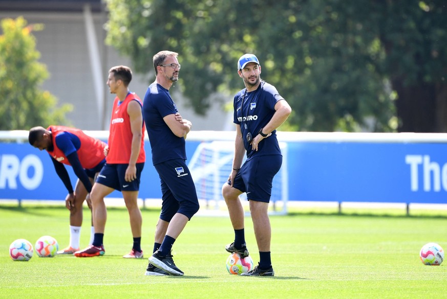 Herthas Geschäftsführer Fredi Bobic (l.) und Trainer Sandro Schwarz bauen den Kader der Berliner weiter nach ihren Vorstellungen um.