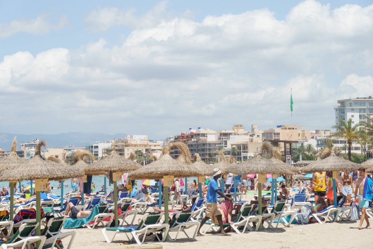 Strandszene an der Playa de Palma und Bucht von Palma im Sommer 2023 - Standabschnit SArenalStrandszene an der Playa de Palma und Bucht von Palma im Sommer 2023 - Standabschnit SArenal, Palma Mallorca ...