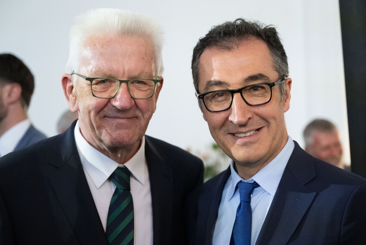 ARCHIV - 17.05.2023, Baden-Württemberg, Stuttgart: Winfried Kretschmann (Bündnis 90/Die Grünen, l), Ministerpräsident von Baden-Württemberg, und Bundeslandwirtschaftsminister Cem Özdemir (Bündnis 90/D ...