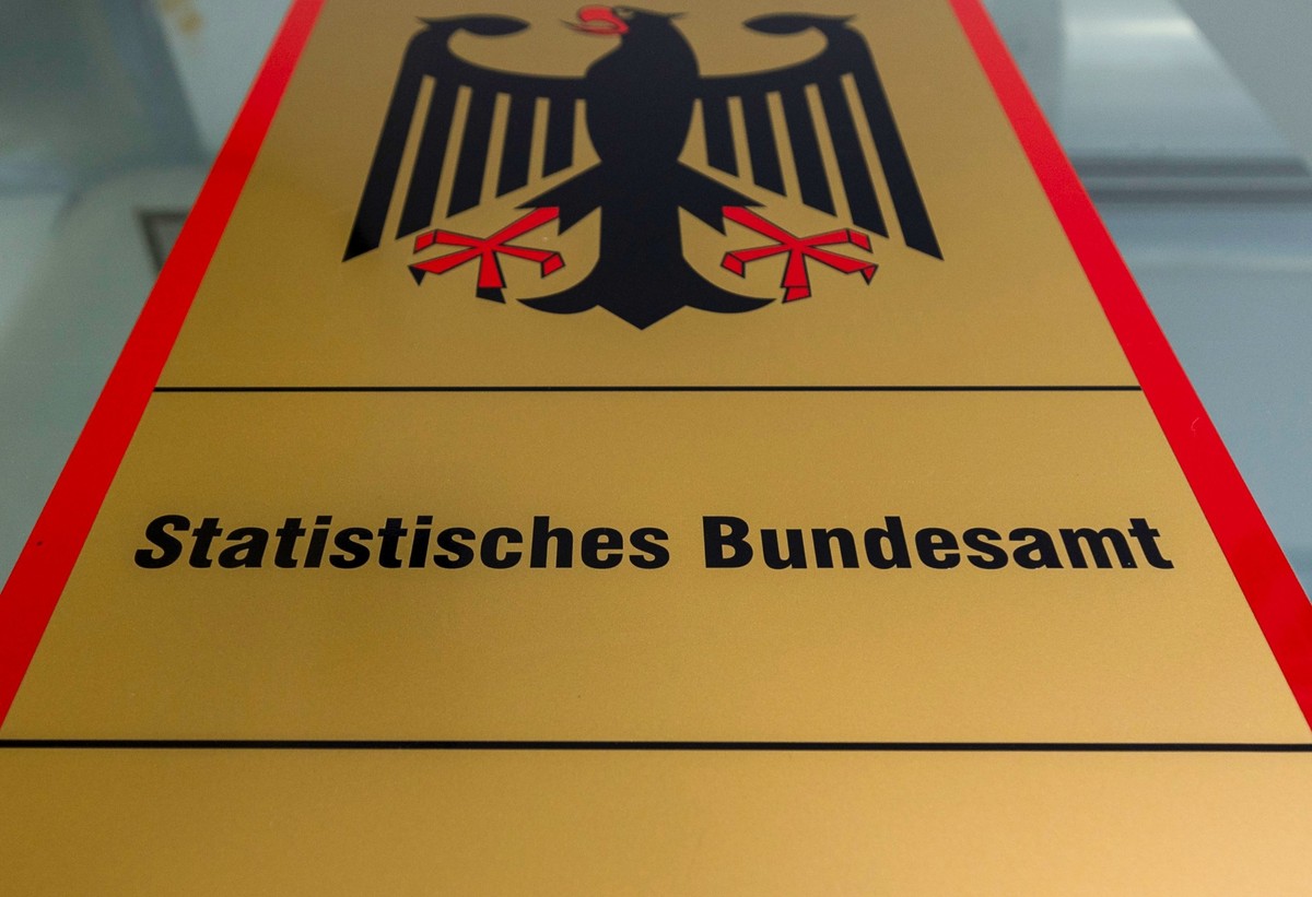 ARCHIV - 13.02.2023, Hessen, Wiesbaden: Nahaufnahme eines Schildes mit Bundesadler und Aufschrift "Statistisches Bundesamt" im Eingangsbereich. Der deutsche Staat hat im ersten Halbjahr 2023 ...