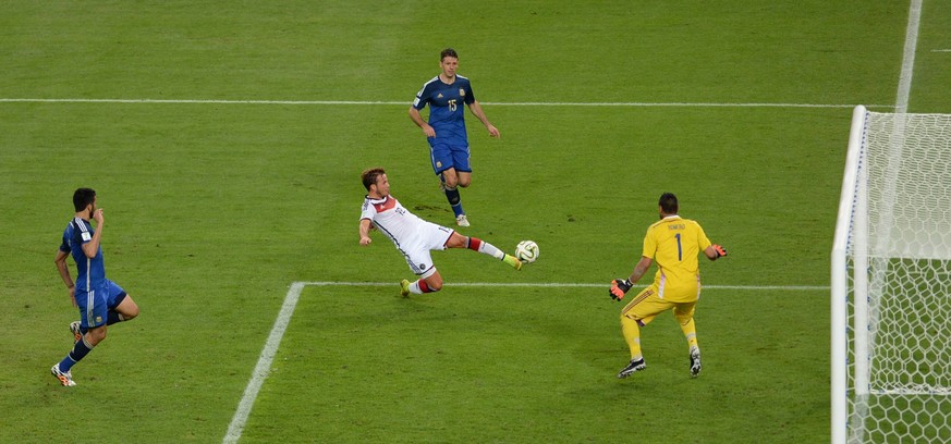 World Cup 2014: Argentina vs Germany Rio de Janiero Brazil 13th July 2014 World Cup final 2014 Argengtina vs Germany Mario Goetze scores the only goal of the game. PUBLICATIONxINxGERxSUIxAUTxHUNxONLY
 ...