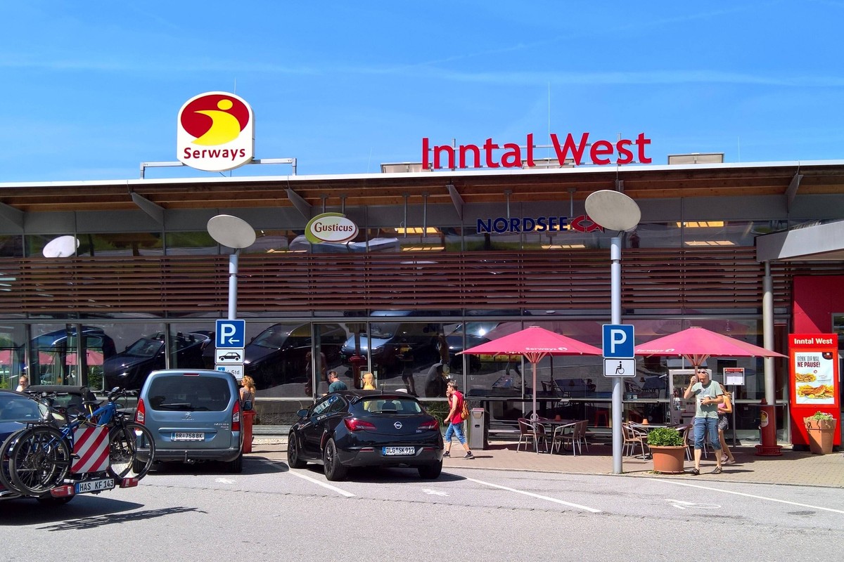 Kiefersfelden, Autobahn-Raststaette Inntal West, Serways Station. Hier kaufen Reisende auf dem Weg nach Oesterreich meist ihre Autobahn-Vignette *** Kiefersfelden, Autobahn Raststaette Inntal West, Se ...